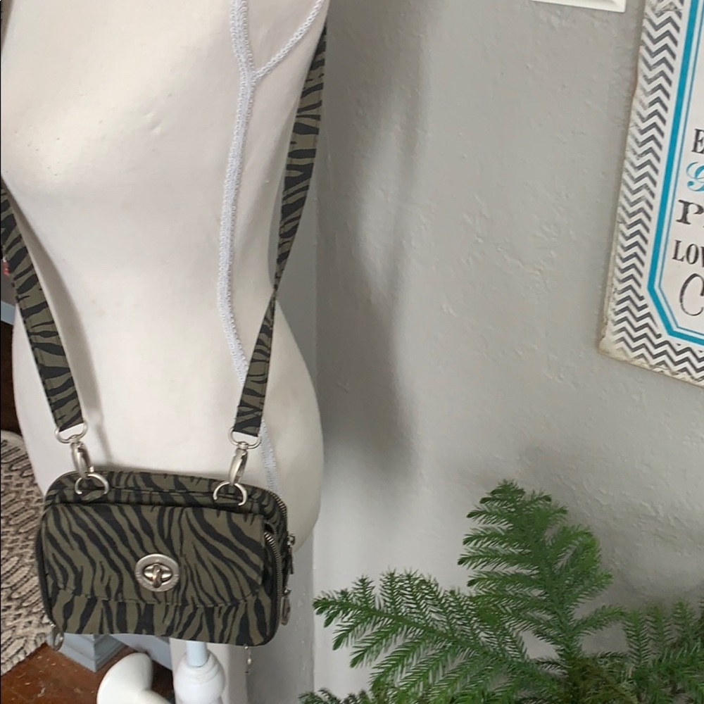 Super cute Baggallini crossbody